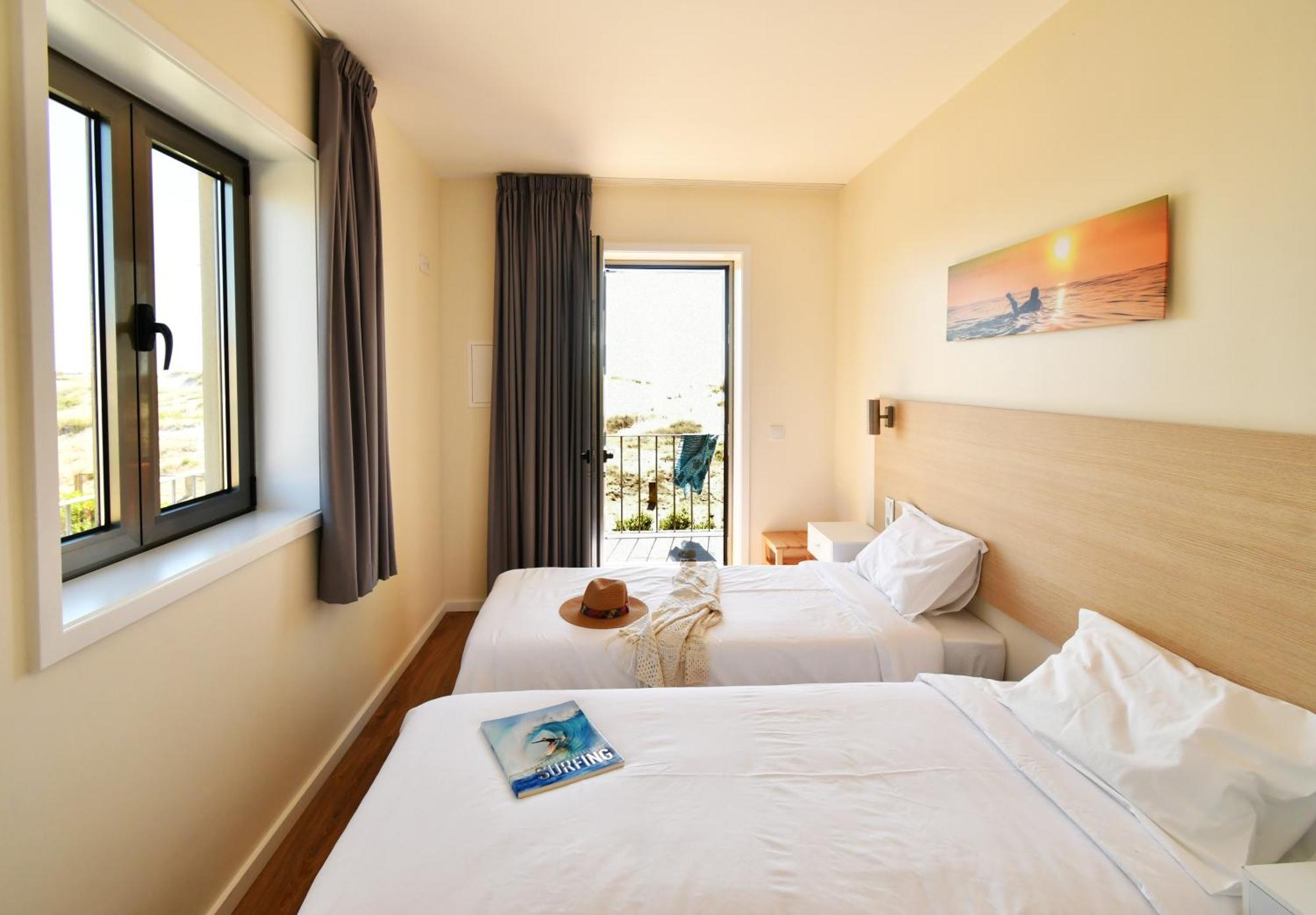 Surfivor Surf Camp Hotel อีสมอริซ ภายนอก รูปภาพ